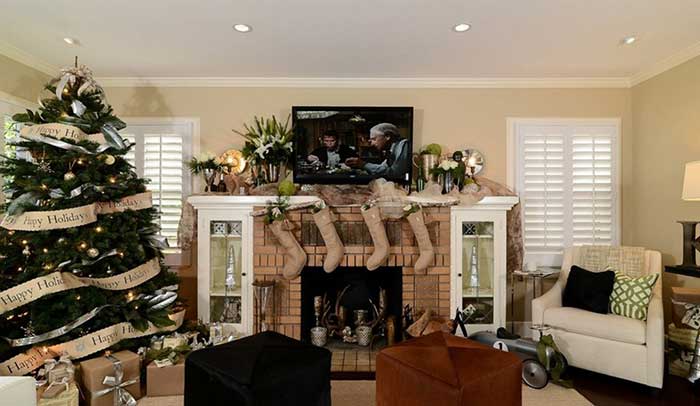 well decorated room with Christmas tree